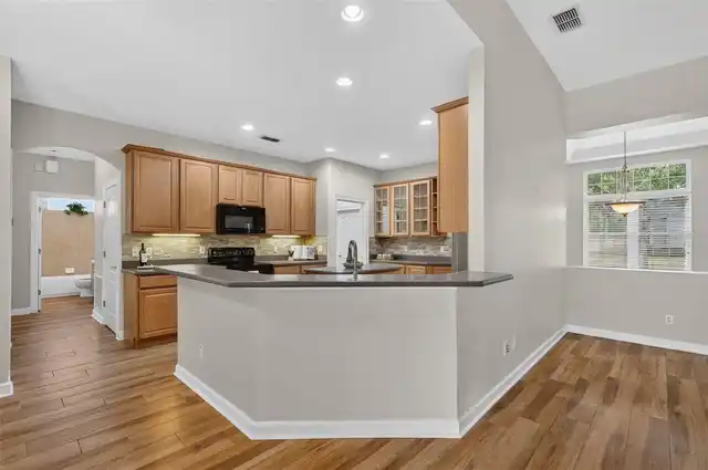Listing Photo 12