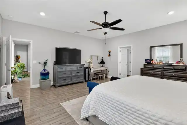 Listing Photo 11