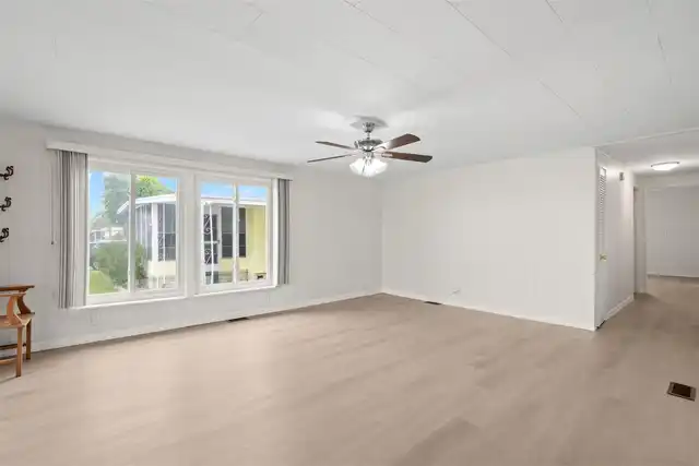 Listing Photo 12