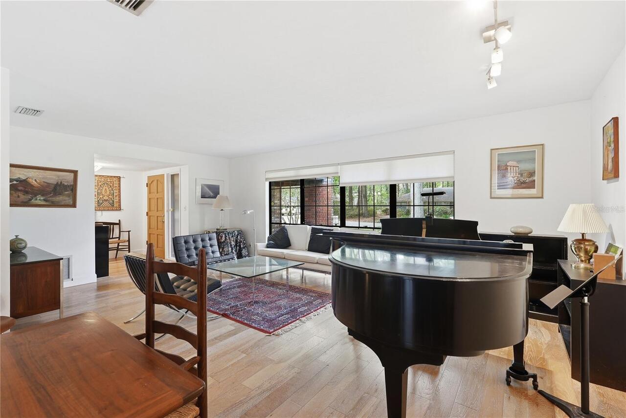 Listing Photo 11
