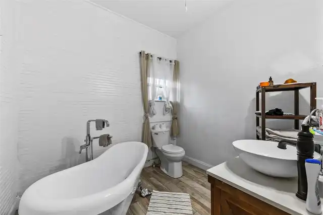 Listing Photo 11