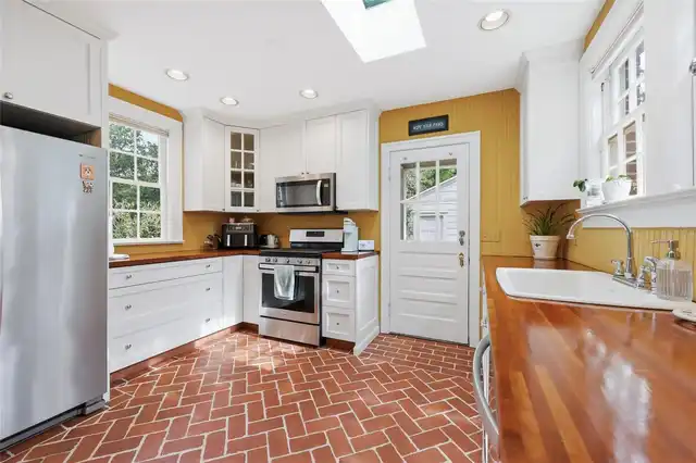 Listing Photo 10