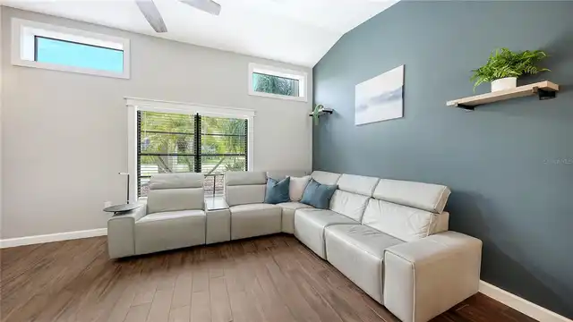 Listing Photo 12