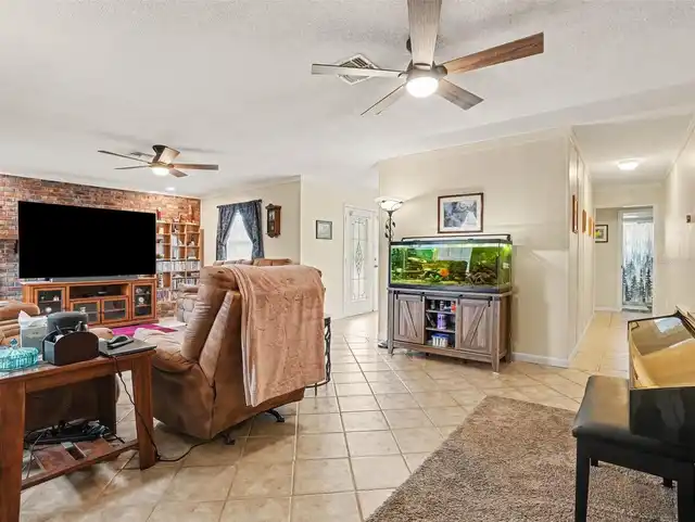 Listing Photo 11
