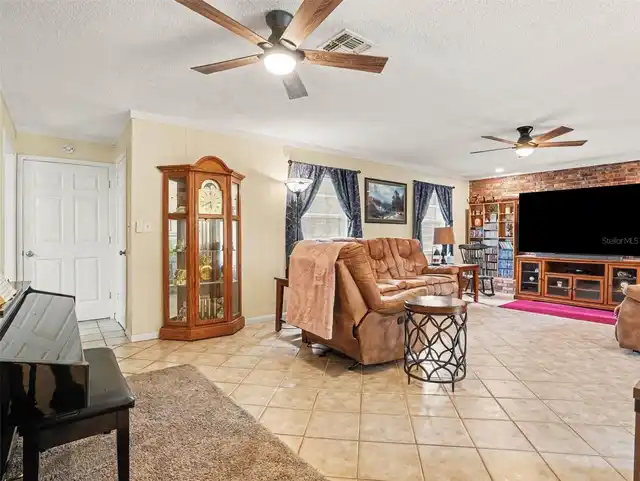 Listing Photo 12