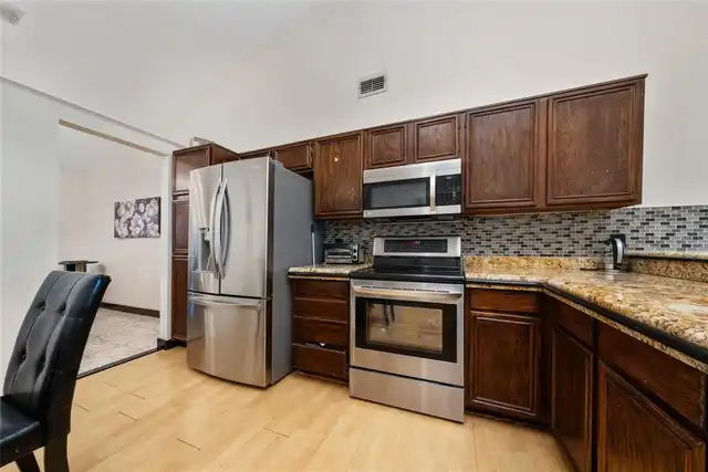 Listing Photo 10