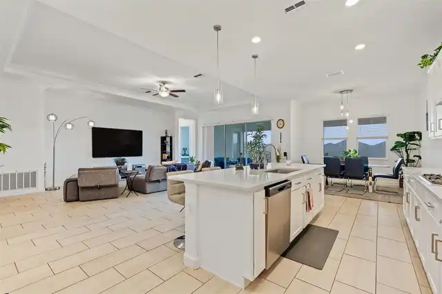 Listing Photo 12