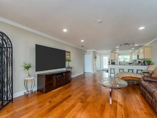 Listing Photo 12