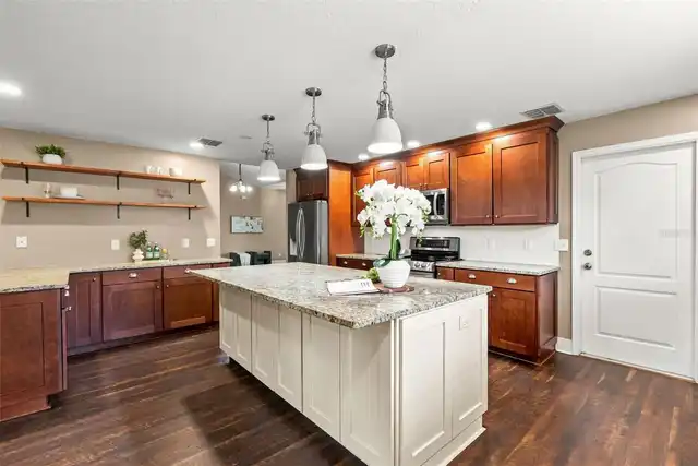 Listing Photo 11