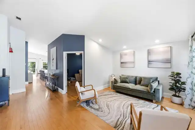 Listing Photo 11