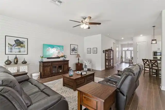 Listing Photo 11