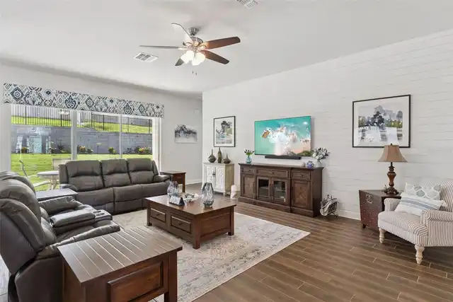 Listing Photo 12