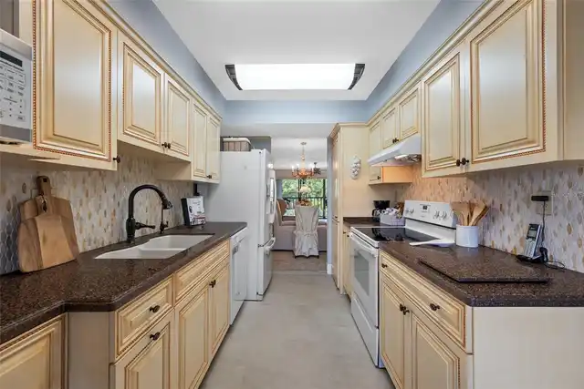 Listing Photo 11