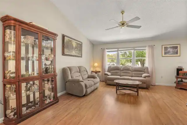 Listing Photo 8