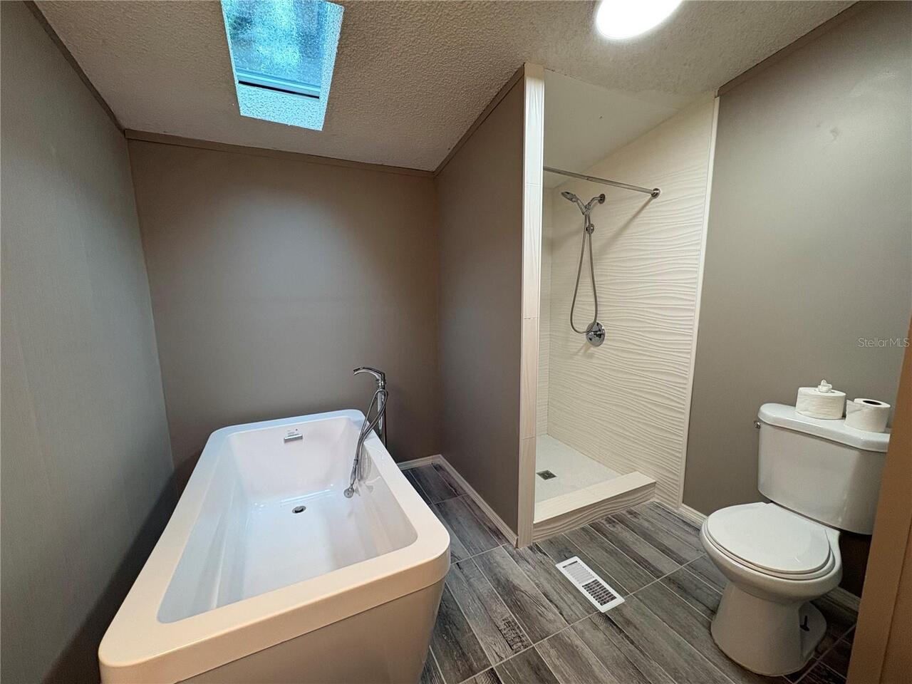 Listing Photo 12