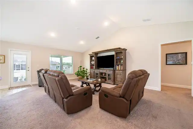 Listing Photo 12