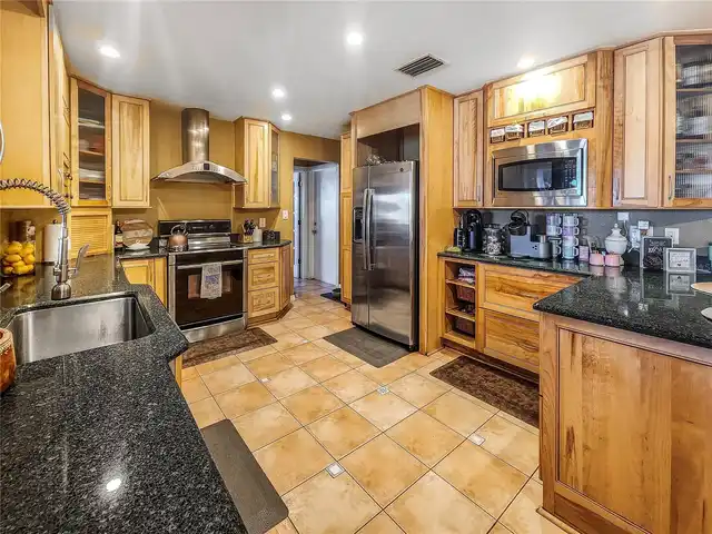 Listing Photo 12