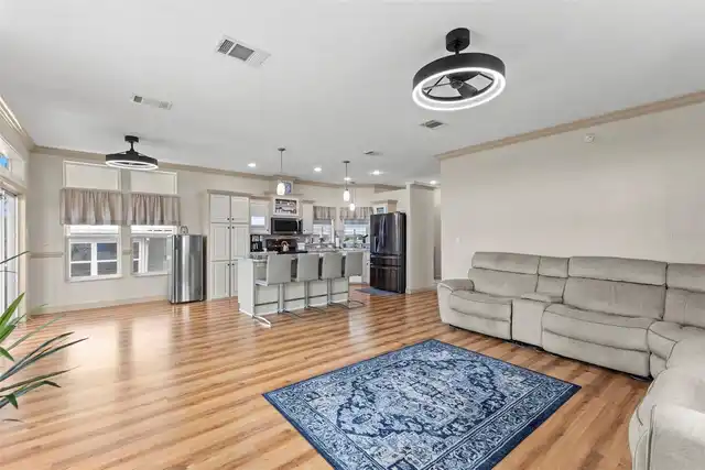 Listing Photo 11