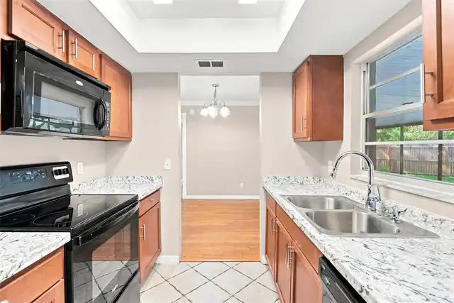 Listing Photo 12