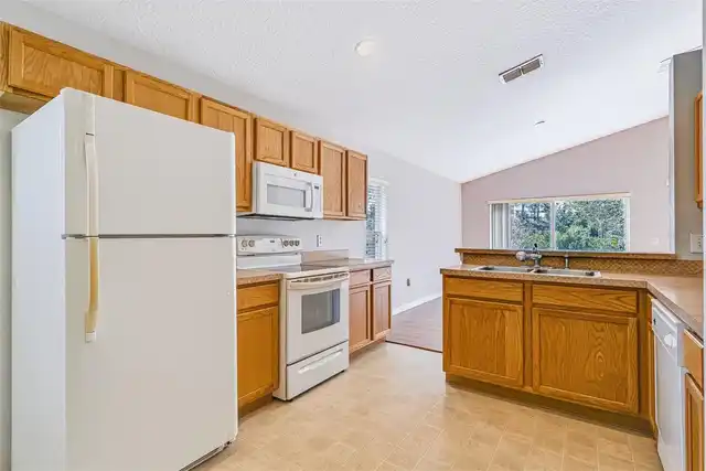 Listing Photo 12