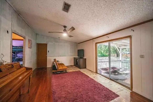 Listing Photo 10