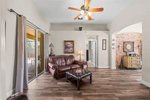 Listing Photo 10