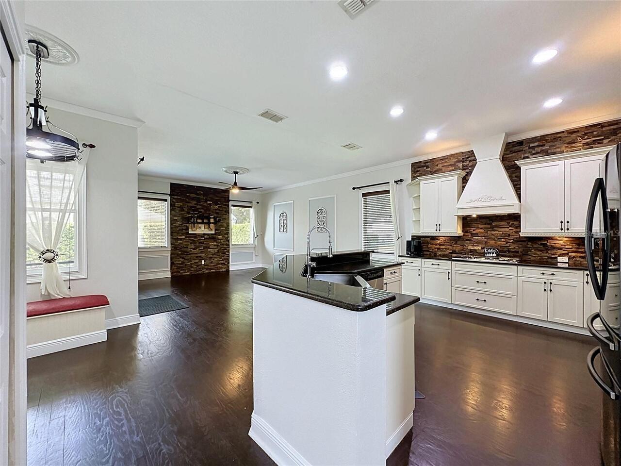 Listing Photo 12