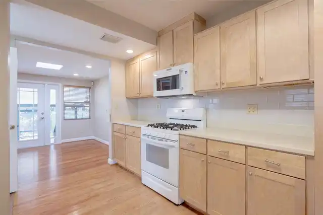 Listing Photo 11