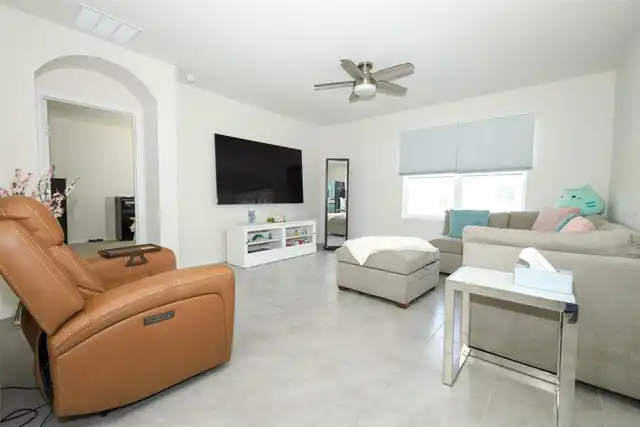 Listing Photo 11