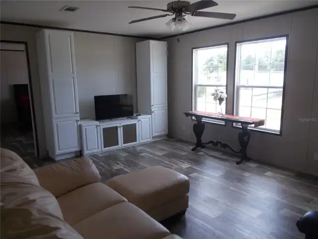Listing Photo 12