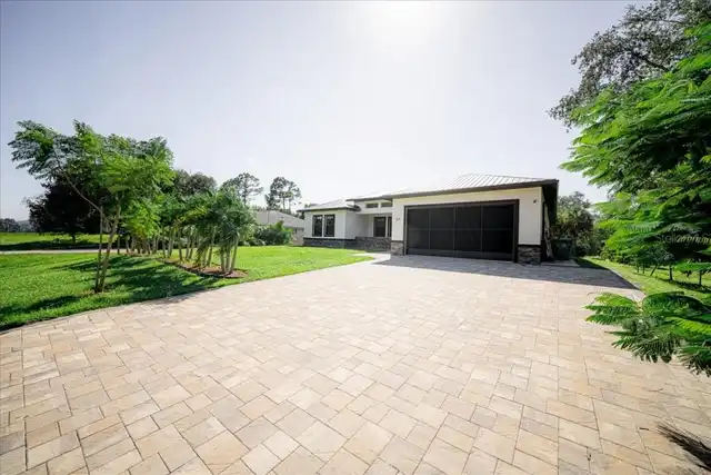 Listing Photo 11