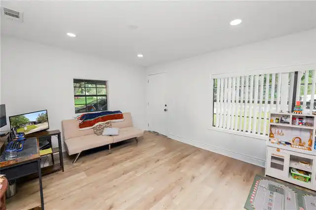 Listing Photo 6