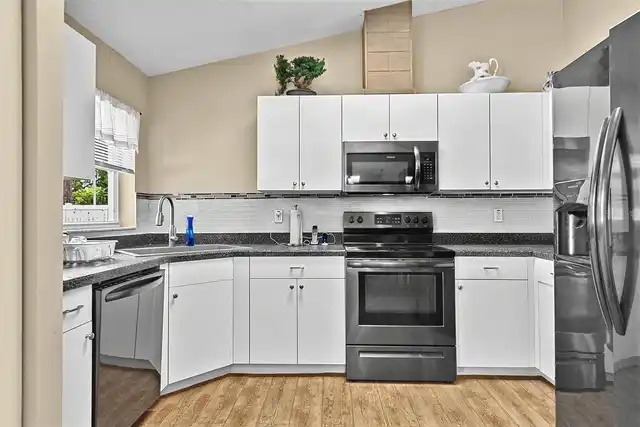 Listing Photo 10