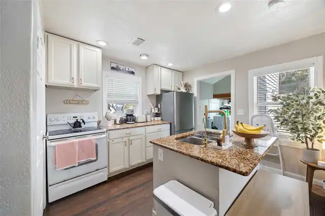 Listing Photo 8
