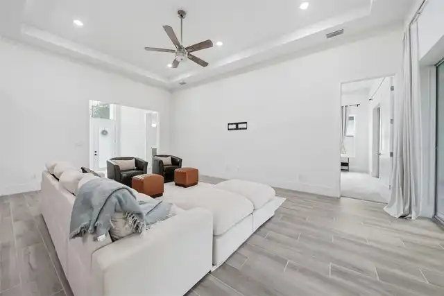 Listing Photo 11