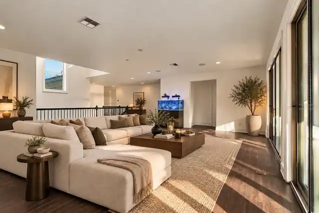 Listing Photo 12