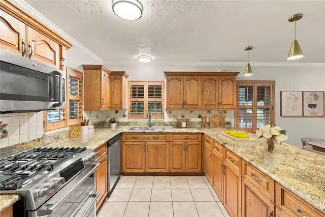 Listing Photo 12