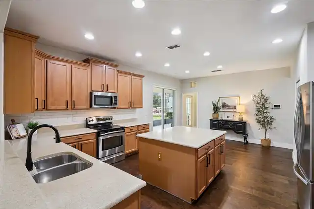 Listing Photo 10
