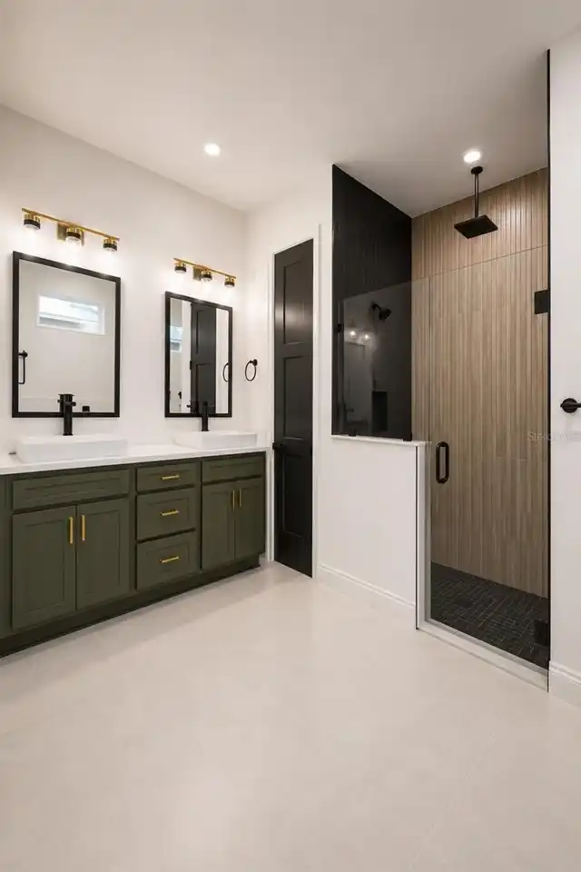 Listing Photo 12