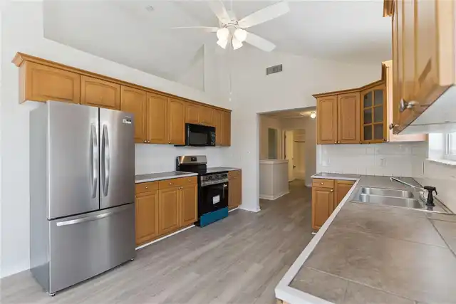 Listing Photo 11