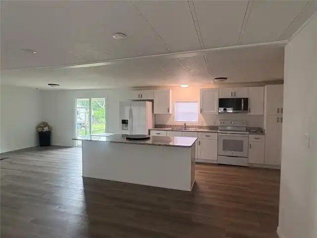 Listing Photo 12