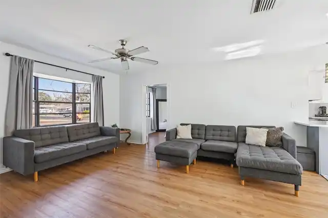 Listing Photo 11