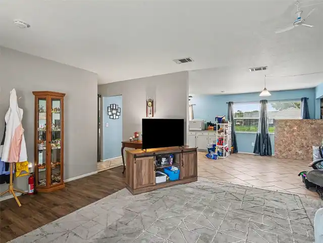 Listing Photo 8