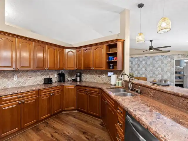 Listing Photo 11
