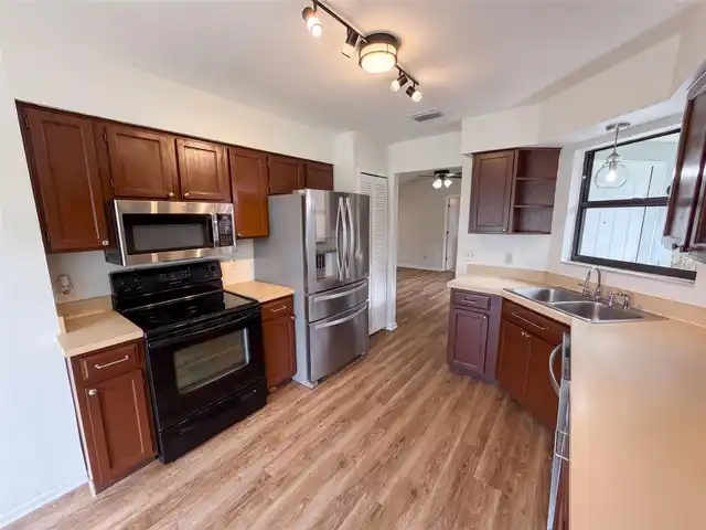 Listing Photo 9