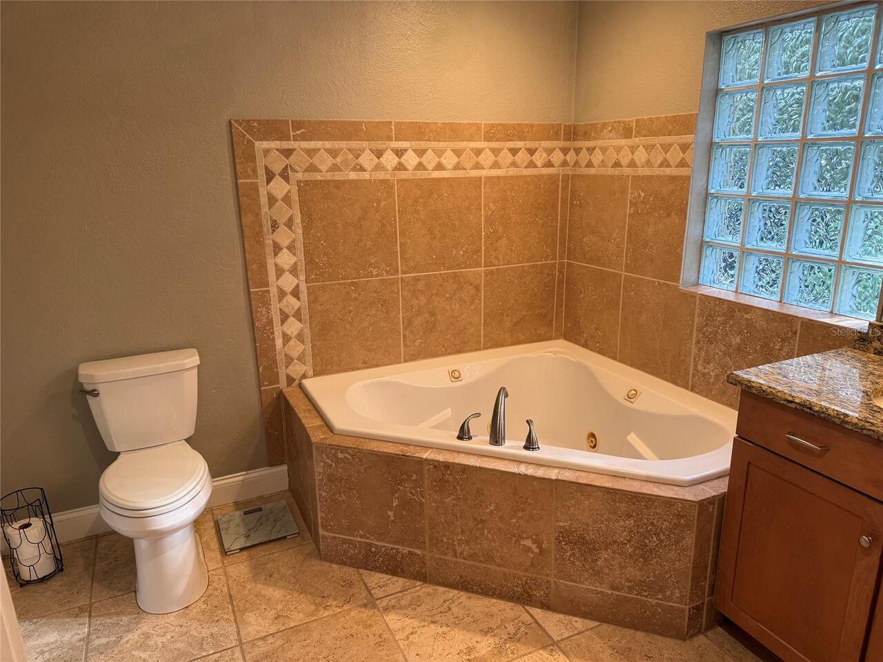 Listing Photo 12