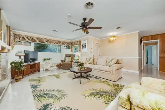 Listing Photo 11