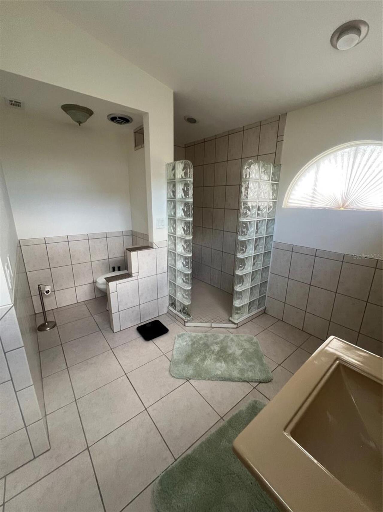 Listing Photo 12