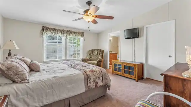 Listing Photo 12