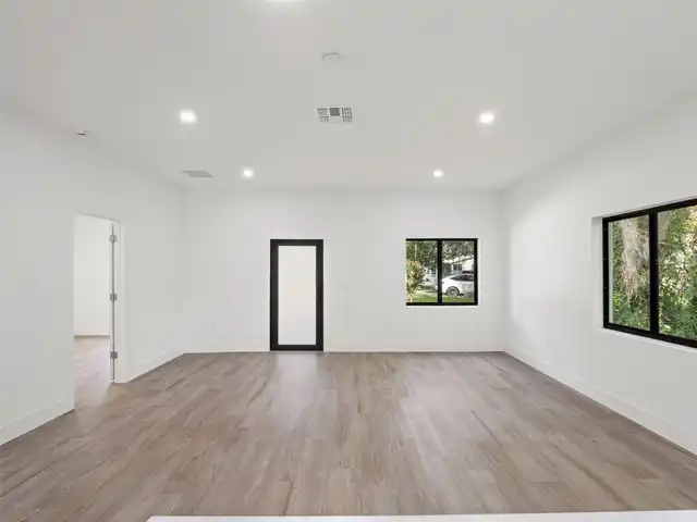 Listing Photo 9